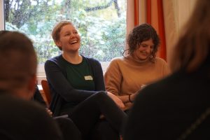 Teilnehmerinnen des Roten Wochenendes während eines Workshops zu Rhetorik