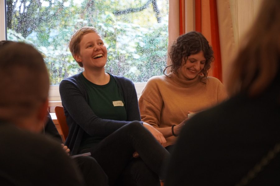 Teilnehmerinnen des Roten Wochenendes während eines Workshops zu Rhetorik